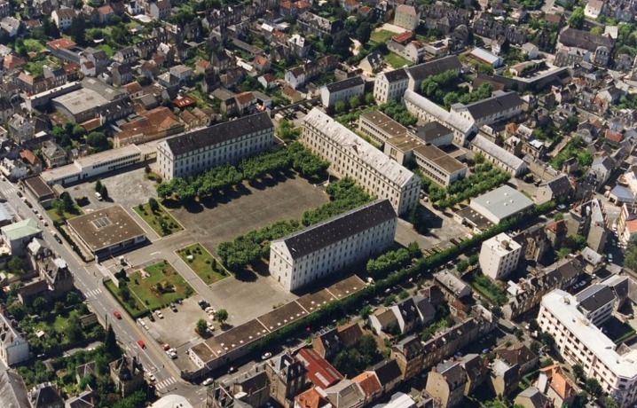 Vue aérienne ancienne caserne militaire à Brive 